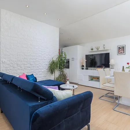 Amazing In With Kitchen Holiday home *